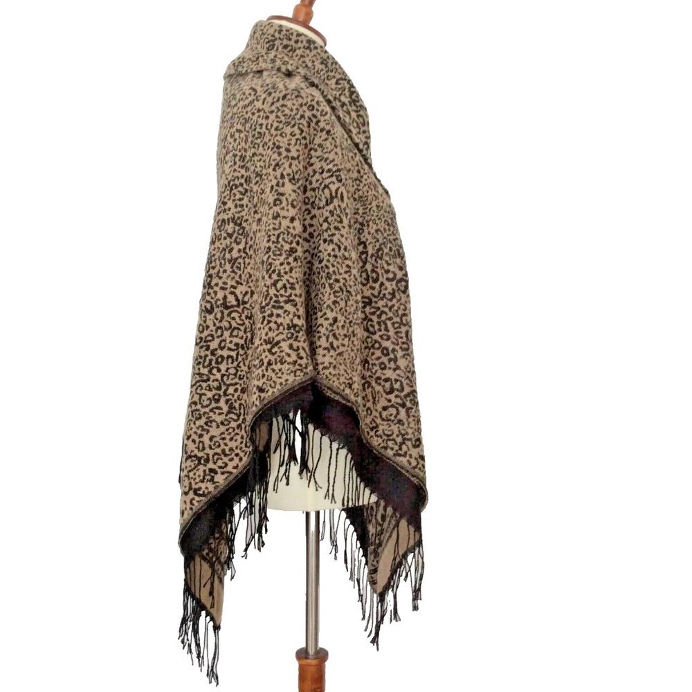 Fringed Animal Print Open Poncho Wrap Shawl With Frog Button Closures NWOT - Picture 4 of 6